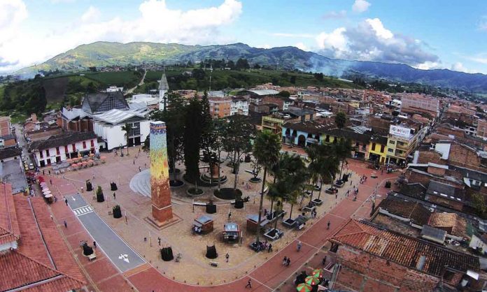 Alcaldía de El Carmen de Viboral rechaza ataque con arma blanca.