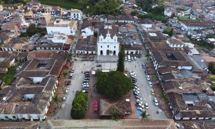 Investigan agresión de una mujer hacia un policía en El Retiro.